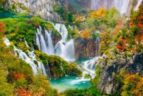 Фреска водопад в цветущих горах